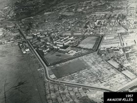 Amager Fælled  1957 I midten ses Sundholm omgivet af voldgrave.jpg